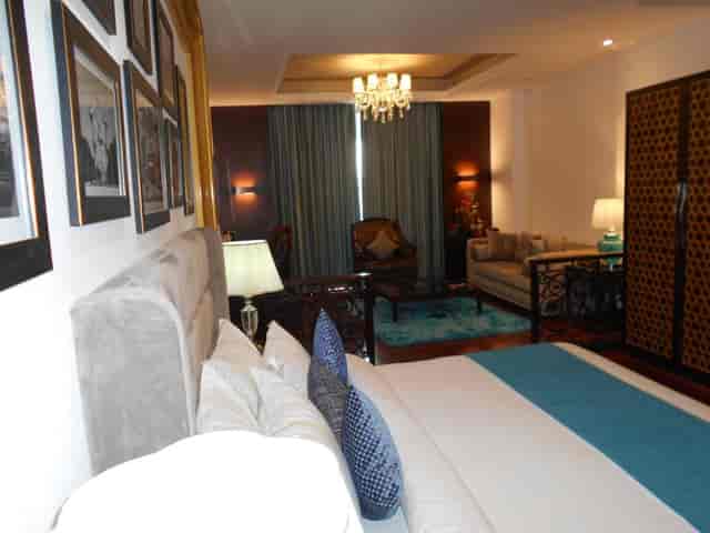 Elegant hotel room in La Marvella, ideal for meetings and retreats.