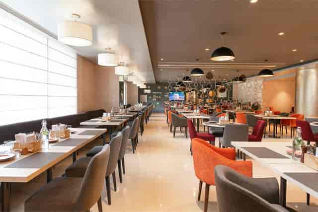 Modern dining space in Quartz 1, Grand Mercure Bengaluru for events and meetings.