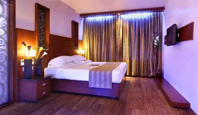 Modern hotel suite with elegant decor, perfect for corporate retreats and meetings.