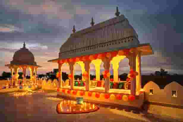 Golden Canopy Date & Love Room Dining