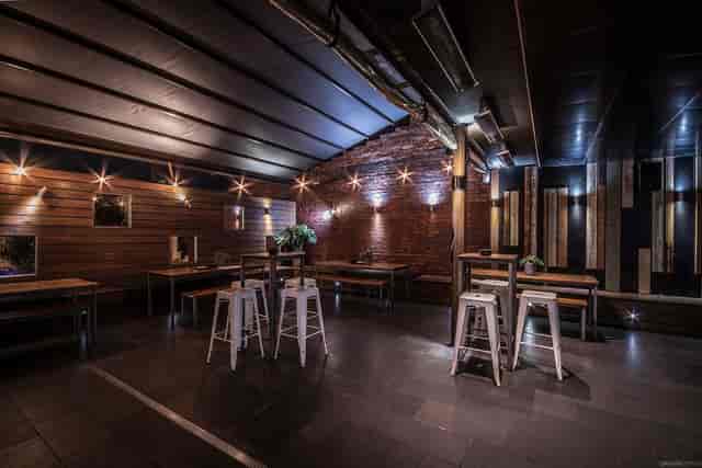 Rooftop bar at Arcadia Hotel with modern industrial design, ideal for workshops and receptions.
