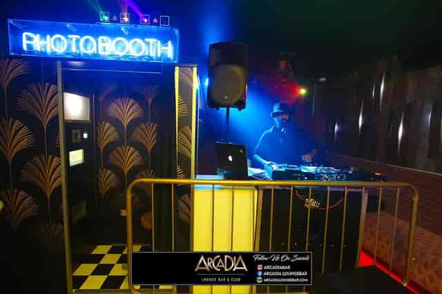 Vibrant Middle Bar with retro photobooth and DJ station for lively events.