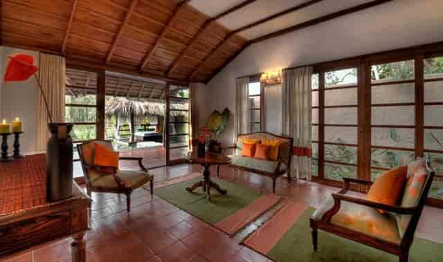 Charming meeting space at Evolve Back Palace Suites, perfect for workshops and gatherings.