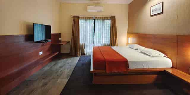 Presidential Lounge at Cosmopolitan Club: minimalist hotel room for meetings and events.
