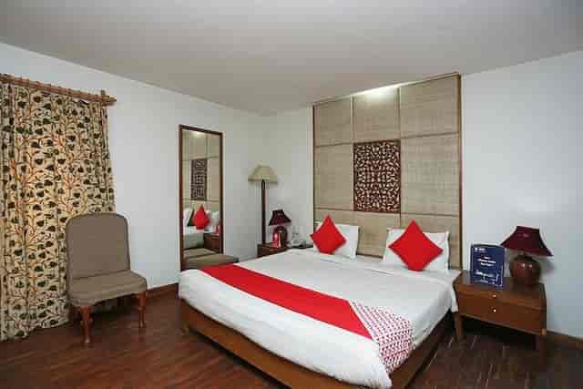 Hotel Paradise Gateway guest room with queen bed, ideal for conferences and events.