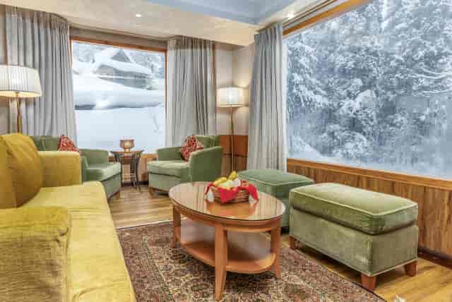Cozy meeting space in Royal Castle Lounge, ideal for retreats and brainstorming sessions.