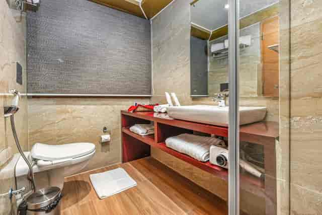 Modern bathroom in Royal Castle Lounge for upscale events and meetings.