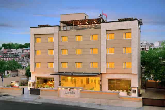 Modern hotel façade at OYO Hotel City Heart, perfect for corporate events and meetings.