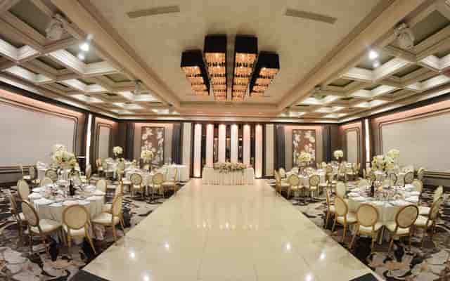 Elegant banquet hall with round tables, perfect for weddings and formal dinners.