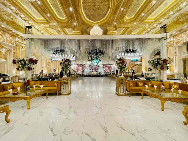 Elegant banquet hall with golden decor, ideal for weddings and gala dinners.