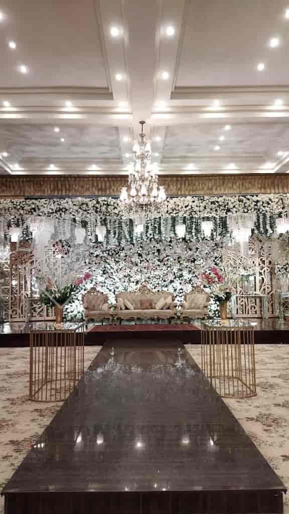 Elegant banquet hall with floral decor for weddings and upscale events.