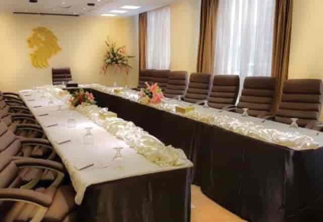 Elegant conference room at Luxus Grand Hotel, ideal for meetings and corporate events.