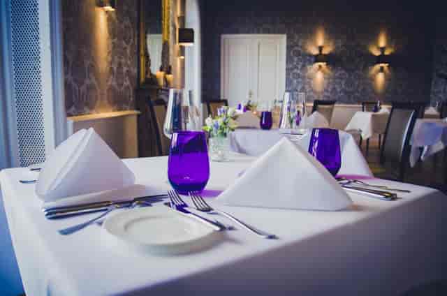 Elegant dining table with purple glassware in Villa Merton, ideal for upscale events.