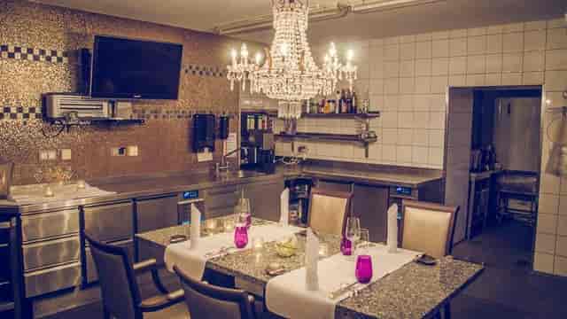 Elegant dining area in Villa Merton with chandelier, ideal for corporate events and celebrations.