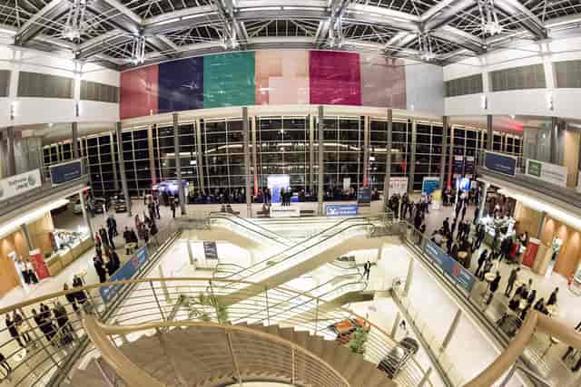 Spacious modern foyer in Congress Centre, ideal for networking events and conferences.