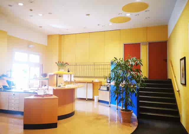 Bright conference room at Hotel Kurhaus Ochs, ideal for meetings & events with natural light.