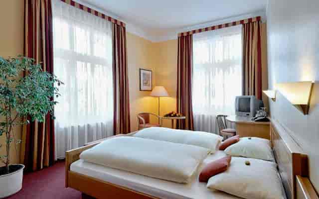 Hotel Kurhaus Ochs room with twin beds, ideal for events and conferences.