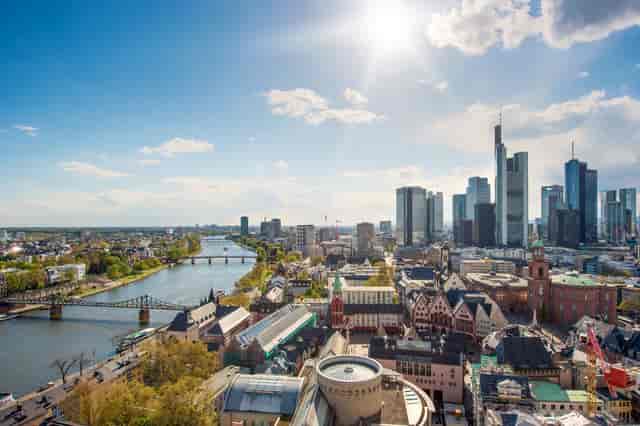 Meeting planning in Le Méridien Frankfurt with skyline view, ideal for corporate events.