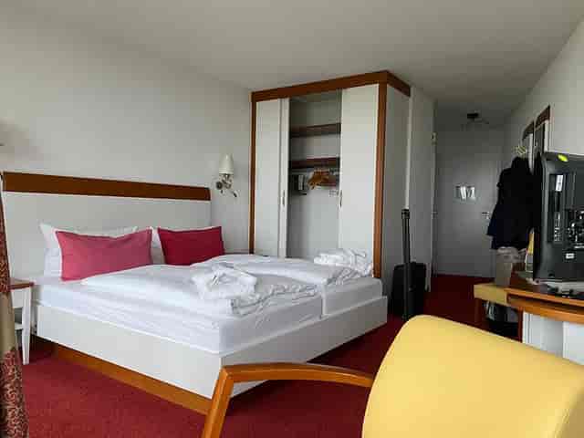 Hotel Fährhaus room with double bed, ideal for business meetings and events.