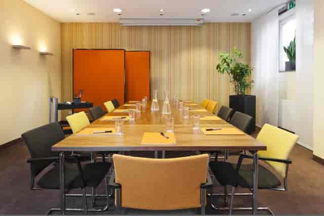 Modern meeting room in Villa Orange with vibrant decor for productive collaboration.