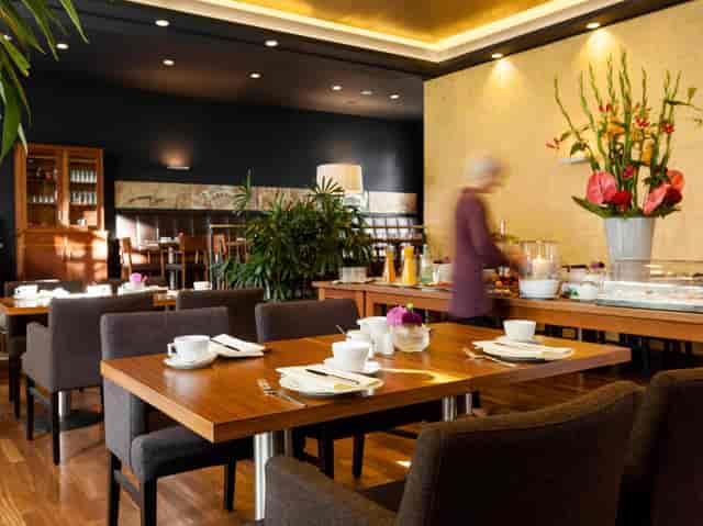 Elegant dining space in Villa Orange, perfect for networking breakfasts and meetings.