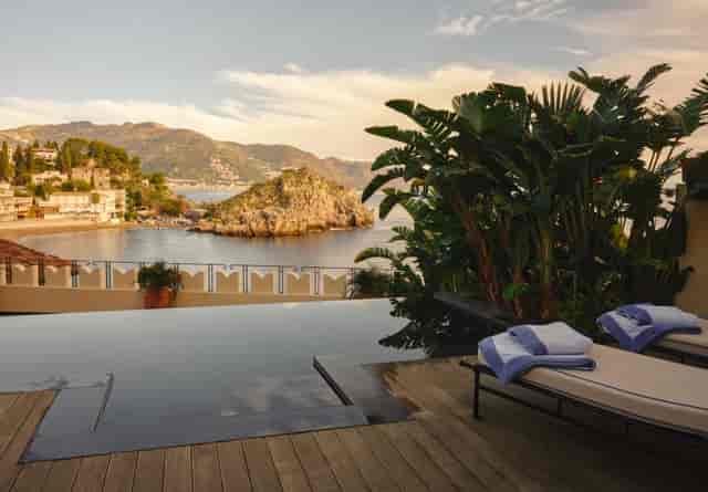 Banqueting rooms at Villa Sant'Andrea with infinity pool, ideal for exclusive events.