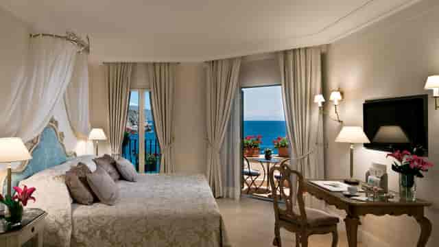 Luxurious banqueting room at Villa Sant'Andrea, perfect for events and meetings.