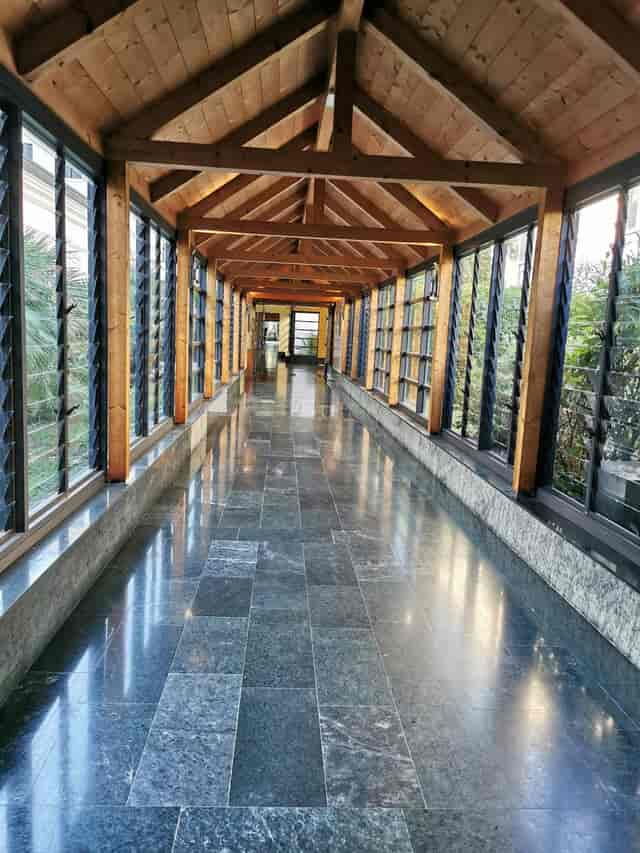 Spacious corridor at Villa Pace Park Hotel, ideal for meetings and networking events.
