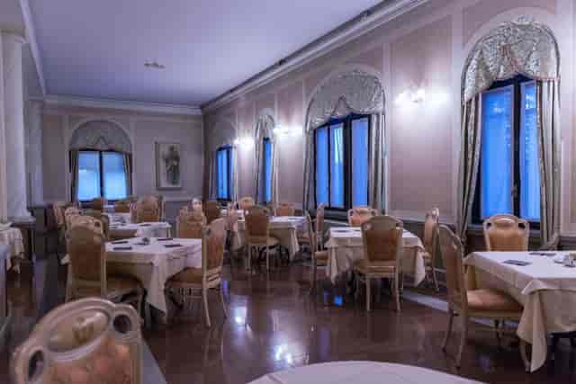 Affreschi Lounge at Hotel Villa Malpensa, elegant dining space for formal events.