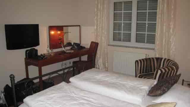 Hotel Villa Magnolia suite with twin beds, ideal for meetings and conferences.