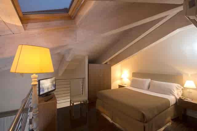 Suite Deluxe at Villa Dei Gelsomini, ideal for retreats and small meetings with natural light.
