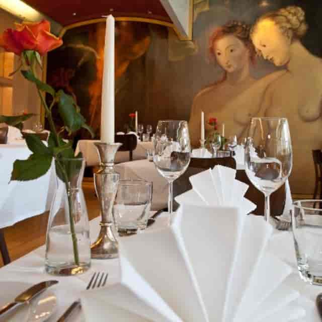 Elegant dining table at Medici Restaurant, Frankfurt, ideal for intimate upscale events.