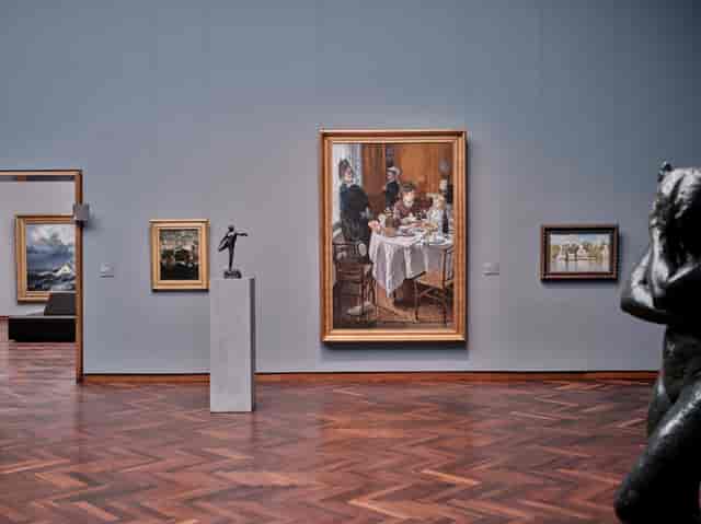 Art gallery at Städel Museum with warm wood flooring for exclusive art events.