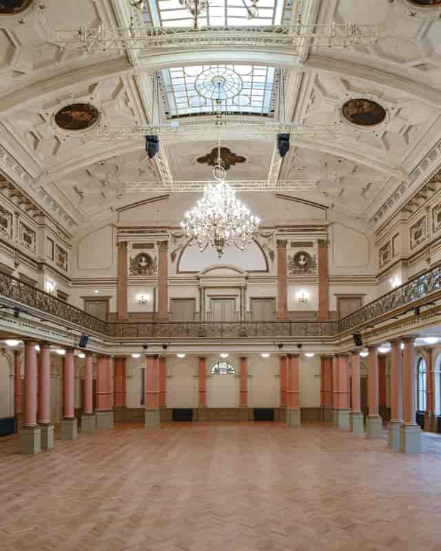 Elegant Emporensaal event space with chandelier, perfect for upscale meetings and celebrations.