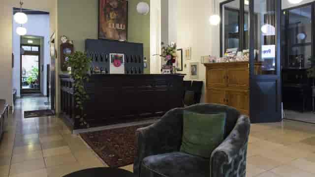 Stylish hotel bar with elegant decor, perfect for events and meetings.