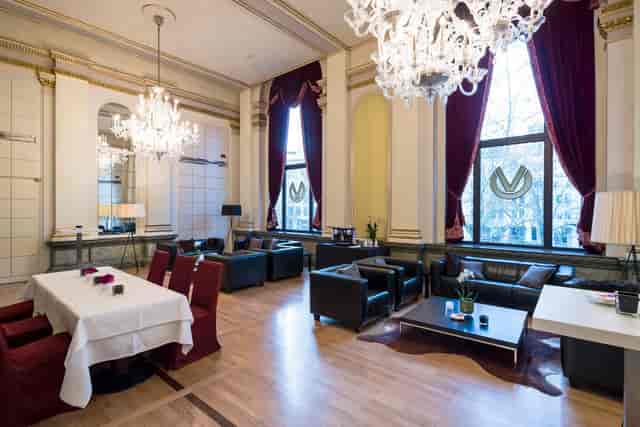 Elegant meeting space in Oper Frankfurt, featuring chandeliers for upscale events.