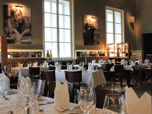 Elegant restaurant setting at Literaturhaus Frankfurt for intimate meetings and events.