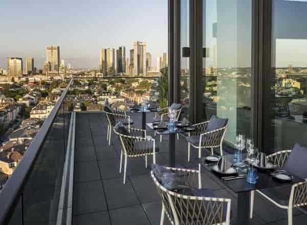 Skybar rooftop dining at Meliá Frankfurt City, ideal for corporate events and gatherings.