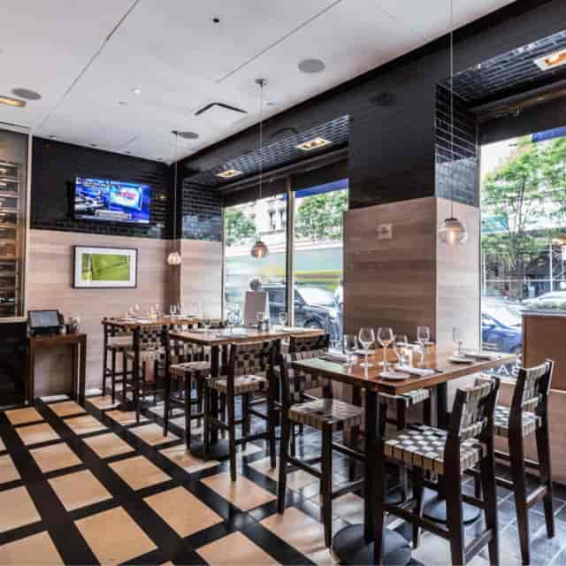 Modern dining in Sarabeth's Park Room, perfect for business lunches and gatherings.