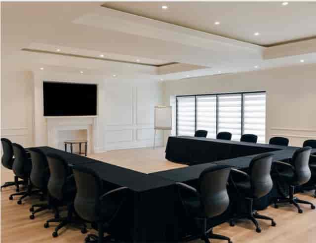 Modern U-shaped conference room with natural light for corporate meetings and workshops.