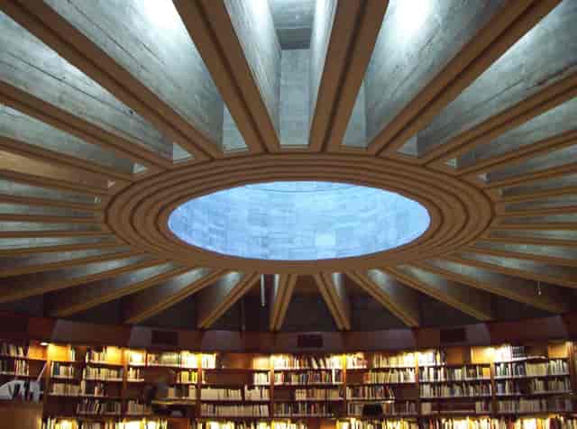 Library with circular ceiling, ideal for creative meetings and inspiring events.