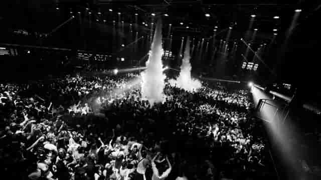 Cristal Area at Fabrik Club, lively crowd, dynamic lighting for concerts and parties.