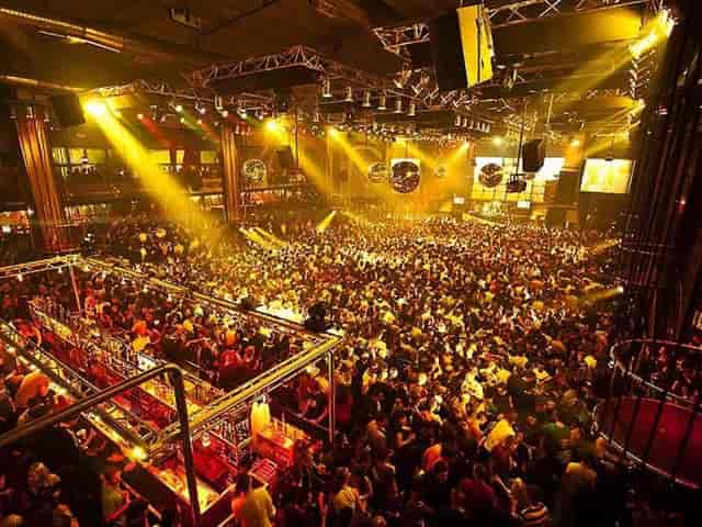 Palco at Fabrik Club: vibrant event space with energetic lighting for corporate gatherings.