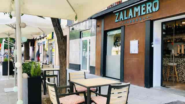 Charming outdoor seating at Zalamero Taberna, perfect for casual meetings and events.