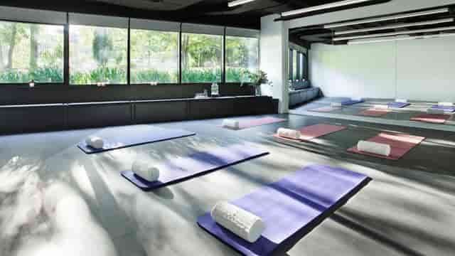 Ábaco meeting room - serene yoga studio for wellness retreats and corporate stress relief.