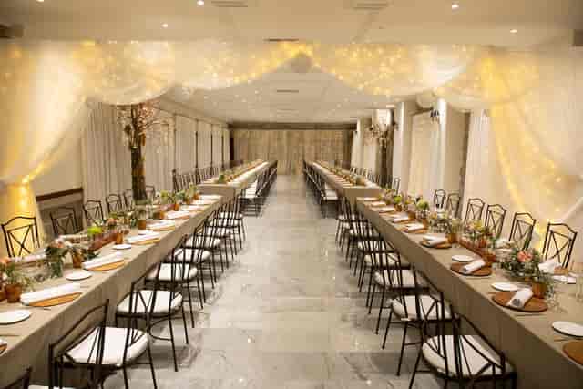 Elegant dining space in Salón de los Espejos, perfect for weddings and corporate events.