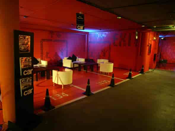 V&L Silver event space in Puerta América Hotel with vibrant red walls, ideal for gatherings.