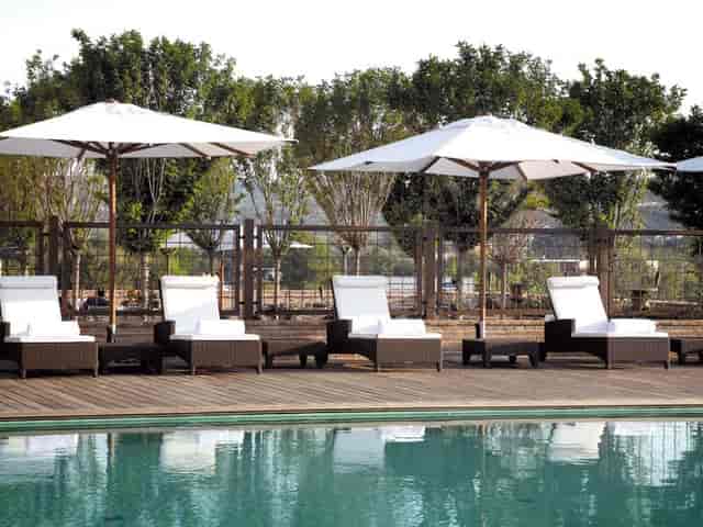 Tranquil poolside at Eurostars Palacio Buenavista, ideal for events and networking.