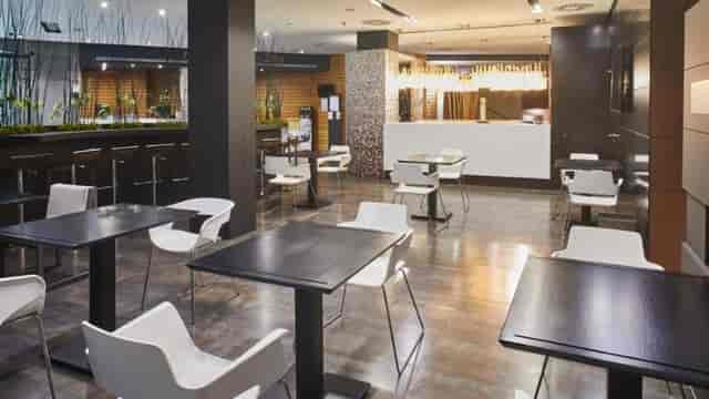 Modern Cafe/Bar in Silken Gran Teatro Burgos, ideal for networking events and meetings.