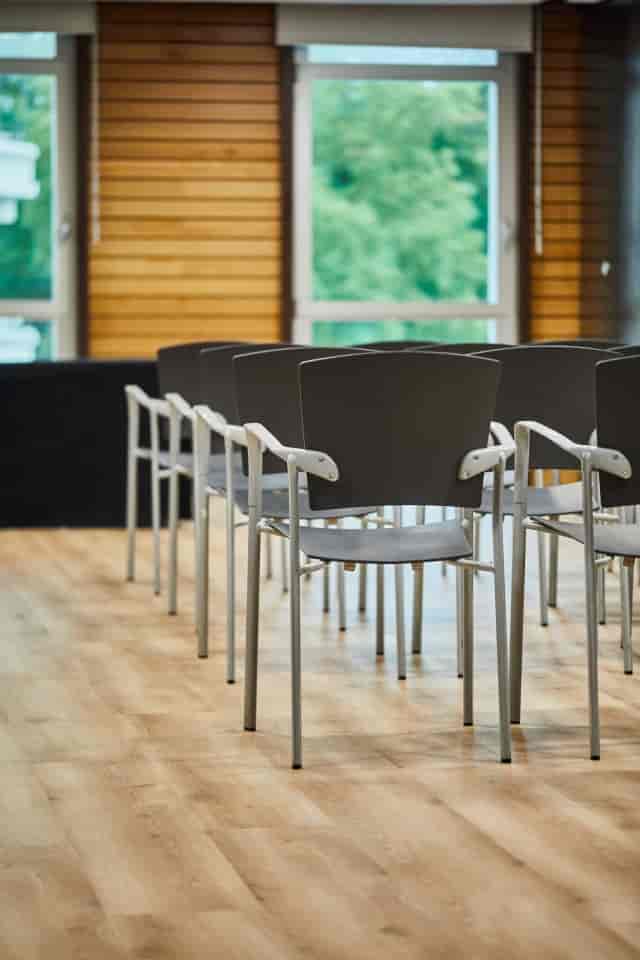 Salón Zarzuela meeting space with organized chairs for professional events in Burgos.